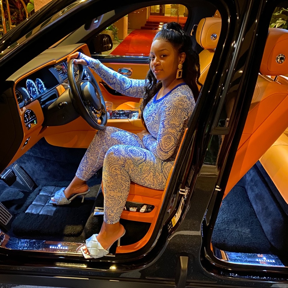 Meet your Posher, Ebony